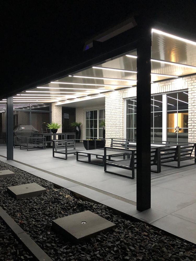 Terrassendach mit LED-Beleuchtung am Abend
