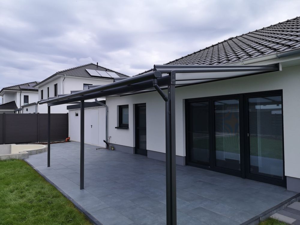 Terrassendach an einem Bungalow mit Fliesenterrasse