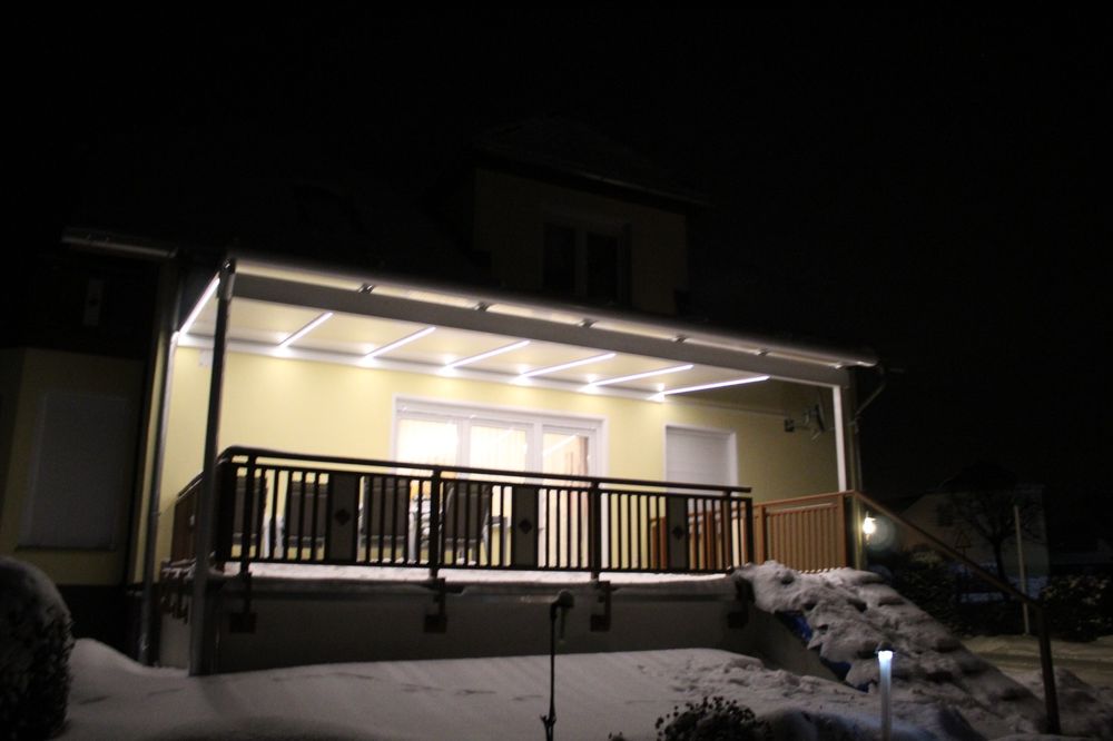 Beleuchtetes Terrassendach im Winter mit Schnee