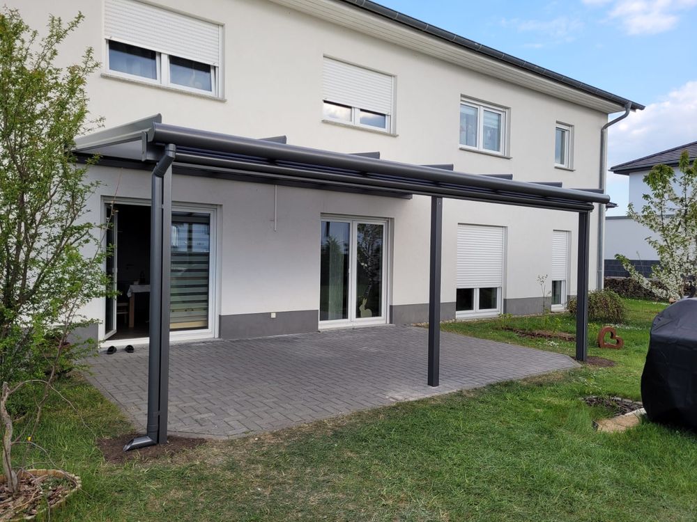 Freistehendes Terrassendach auf einer Pflasterterrasse