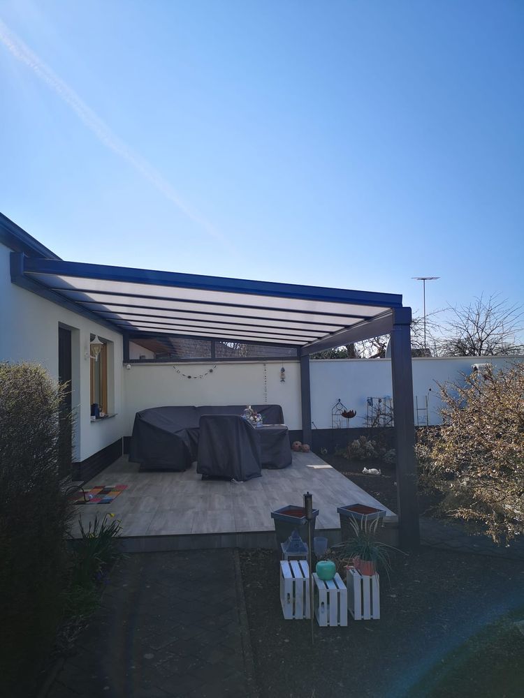 Terrassendach über einer Holzterrasse